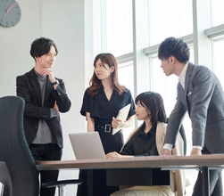 Business owners meeting with the funding team around a laptop